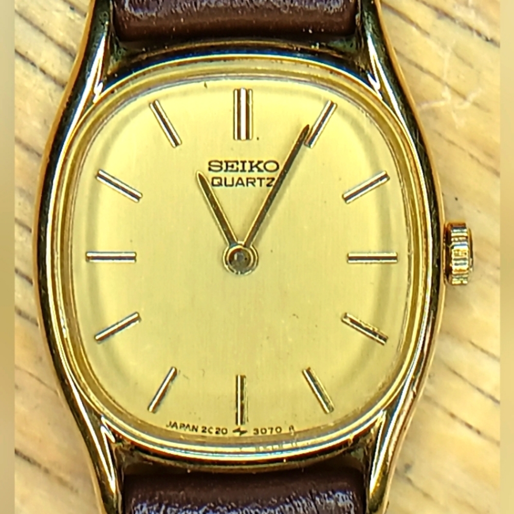 X Seiko Qtz gold tone case and dial 2 hand movement new padded brown leather b